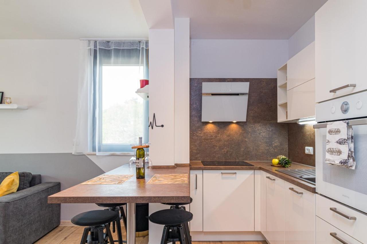 Apartment M****, New City Apartment + Parking 普拉 外观 照片
