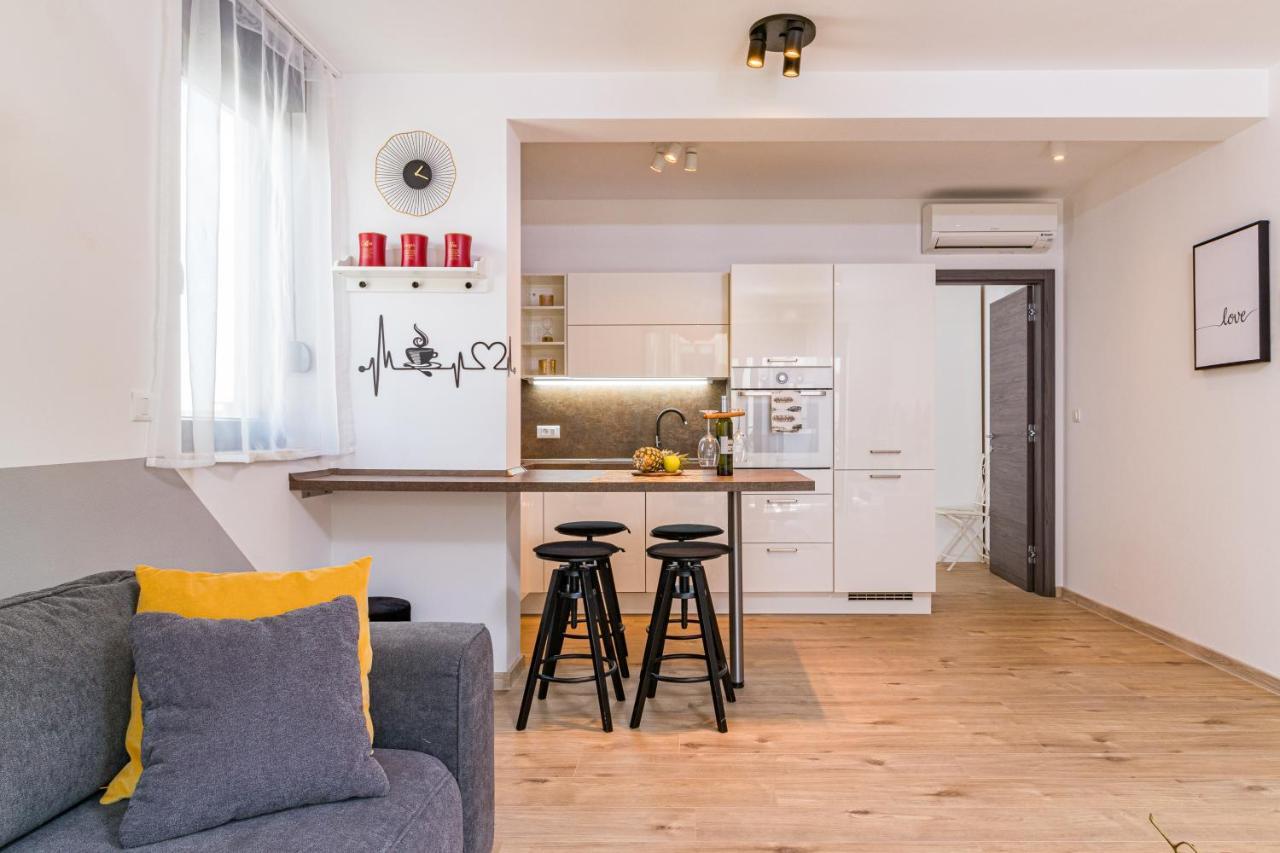 Apartment M****, New City Apartment + Parking 普拉 外观 照片
