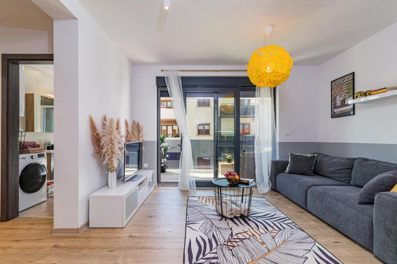 Apartment M****, New City Apartment + Parking 普拉 外观 照片