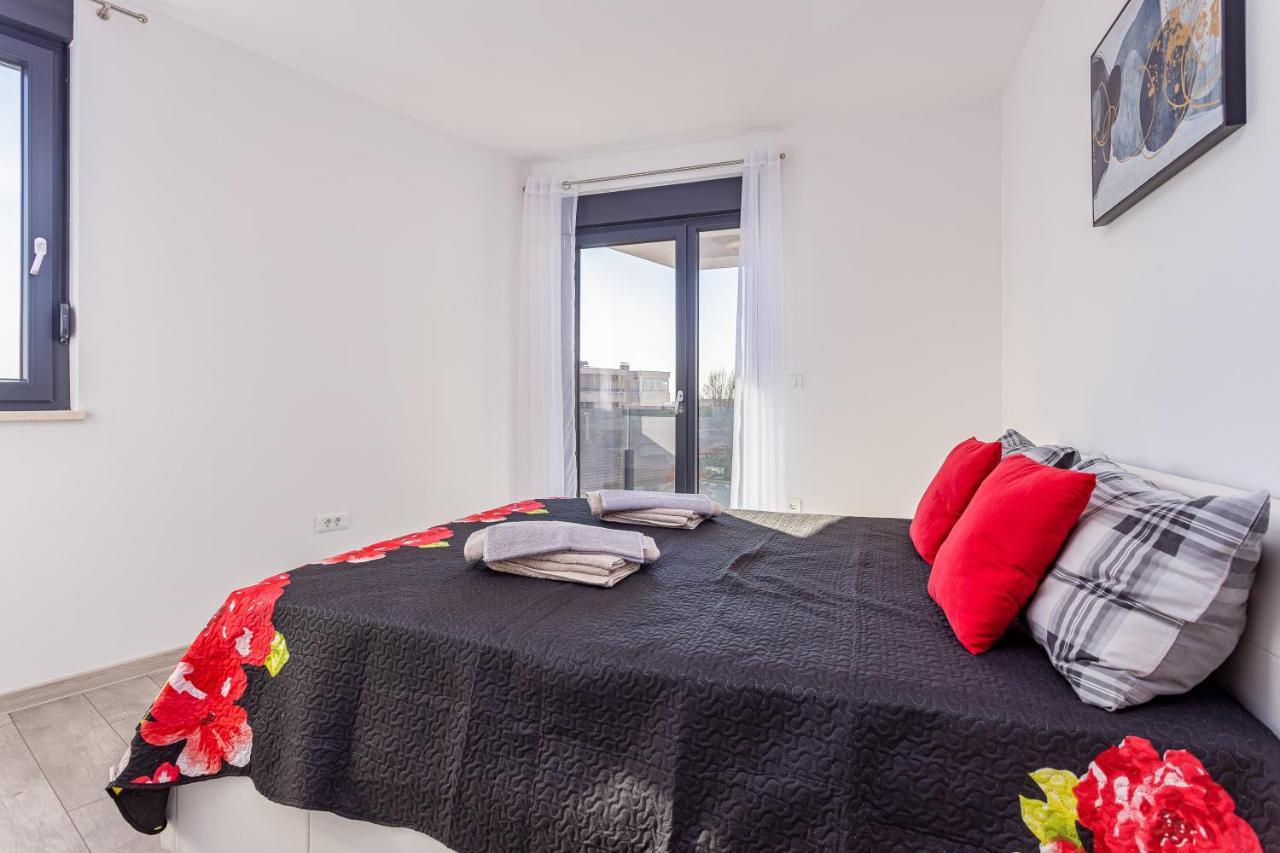 Apartment M****, New City Apartment + Parking 普拉 外观 照片
